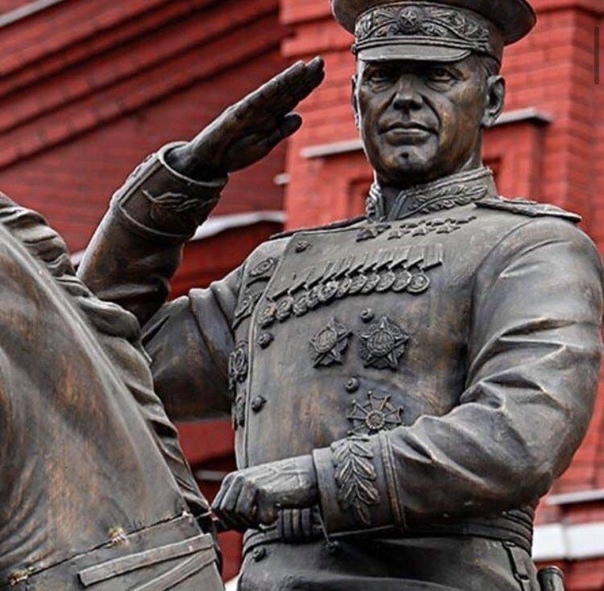 На обновлённом памятнике Жукову на Манежной площади «обнулили» одну звезду героя Жуков был четырежды герой СССР. Похоже, создатели нового, «защищая историческую правду», про это забыли... У