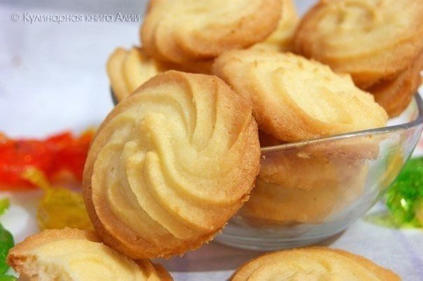 ПЕЧЕНЬЕ, ТАЮЩЕЕ ВО РТУ Это безумно вкусно!НУЖНО:227 г сл. масла, комнатной температуры1/2 ст сахарной пудры1 п. ванильного сахара1 1/2 ст. муки1/3 ст. крахмалаГОТОВИМ:Сливочное масло комнатной