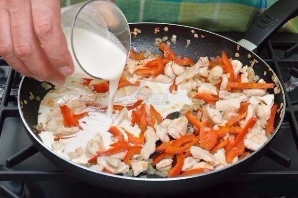 Пикантное Куриное филе в сливках с перцем Нужно :Петрушка 2 веточки Масло сливочное 20 г Лук репчатый 1 шт. Сливки жирные 1 стакан Куриная грудка (филе) 1 шт. Перец болгарский красный 1