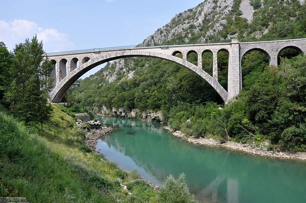 Мост Солкан (Solan Bridge), Словения Очень живописный каменный железнодорожный мост находится в Словении, он раскинувшись над рекой Соча объединяет две страны: Словению и Италию. Он своим