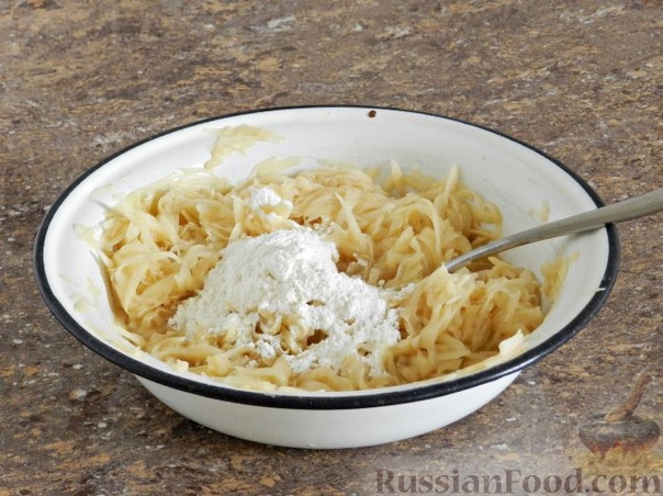 Картофельный драник с курицей Картофель - 400 гФиле куриное - 250 гЯйцо - 1 шт.Мука - 2 ст. ложкиСыр твердый - 100 гПетрушка свежая - 0,5 пучкаСоль - по вкусуПерец черный молотый - по вкусуМасло