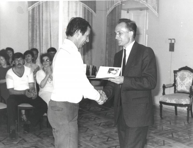 8. Открытие Литературного музея в г. Пенза. 1.07.1989. Попов Е.С. награждает почетной грамотой Земского (начальник строительного управления)